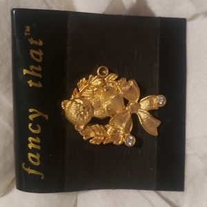 Teddy Bear Rosette Pin‎